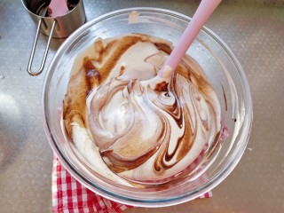 11、摩卡大理石纹戚风,最后加入咖啡可可溶液，大致翻拌几下即可，不要过度拌匀会没有自然的花纹