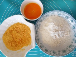 3、牛奶也能炸着吃,取适量面粉和面包糠各放在盘子里，鸡蛋打散备用