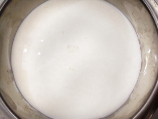 4、牛奶也能炸着吃,牛奶倒入容器里