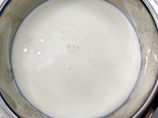 7、牛奶也能炸着吃,用打蛋器搅拌均匀，无干粉就可以了