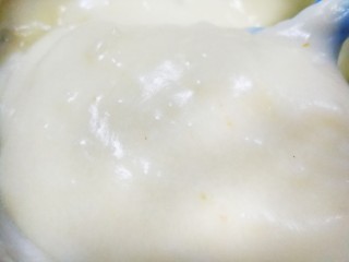 8、牛奶也能炸着吃,把牛奶混合物到到奶锅里面，大火烧开，小火慢慢把混合物搅拌粘稠，成奶糕状态（要不停的兜底翻拌，不然容易糊哦），关火