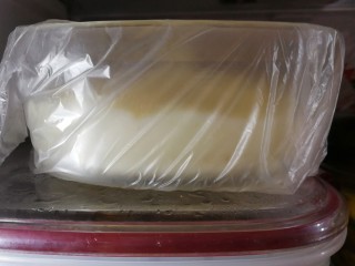 11、牛奶也能炸着吃,盖上保鲜膜，放冰箱冷藏一小时左右