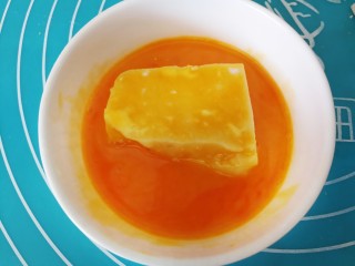 15、牛奶也能炸着吃,放进蛋液的碗里，裹满蛋液