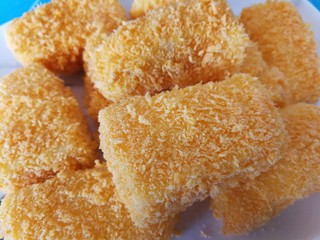 16、牛奶也能炸着吃,再裹满面包糠，全部裹好放盘子里备用