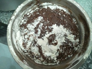 2、鲜花芝士蛋糕,筛入面糊搅拌均匀。