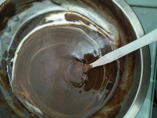 3、鲜花芝士蛋糕,加入酸奶搅拌均匀。