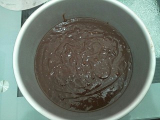 4、鲜花芝士蛋糕,将面糊放入涂了油的模具中，振出汽泡。