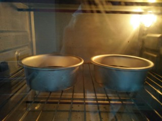 5、鲜花芝士蛋糕,放入预热好的150度烤箱烤五分钟，烤到凝固即可。