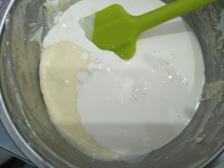 7、鲜花芝士蛋糕,在奶酪糊中加入酸奶搅拌均匀。