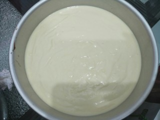 8、鲜花芝士蛋糕,将奶酪糊倒入刚才烤好的蛋糕底上，振出汽泡。在烤箱底层放个托盘放入水用水谷130度烤50分钟，烤箱温度根据自家的调节。