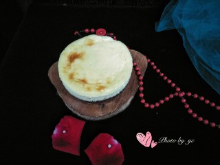 9、鲜花芝士蛋糕,烤好的重芝士蛋糕放凉后脱模