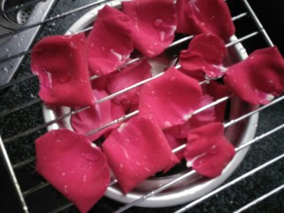 10、鲜花芝士蛋糕,玫瑰花用淡盐水浸泡后擦干待用。。