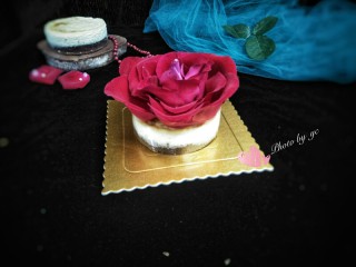 12、鲜花芝士蛋糕,由大到小一层层围起来形成花型，再用糖珠点缀。