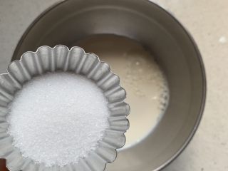 4、吐司布丁,牛奶加糖