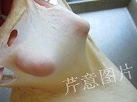 5、尼可拉可颂,检查面团筋度：取一小块儿面团，慢慢延展开来，能够拉成薄膜状即可