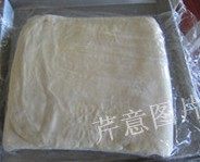 16、尼可拉可颂,放进平盘，盖上保鲜膜，放进冰箱冷冻30分钟到1小时