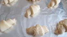 22、尼可拉可颂,全部卷好后均匀排进烤盘（最好铺一层锡纸，方便清洗烤盘），卷与卷之间留出足够距离，室温状态下进行最后发酵