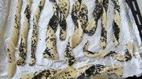 23、尼可拉可颂,边角料也不要浪费，编成辫子或沾上芝麻扭成麻花，进行最后发酵