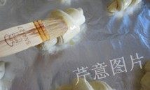 24、尼可拉可颂,发酵至2倍大时，均匀刷上薄薄一层蛋液，只刷表面，注意不要刷到侧面分层的部位，以免影响起酥。送入预热220度的烤箱中层，烤12到15分钟即可