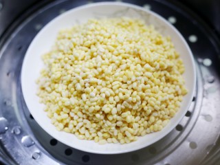 2、香酥绿豆饼,绿豆蒸至熟透。