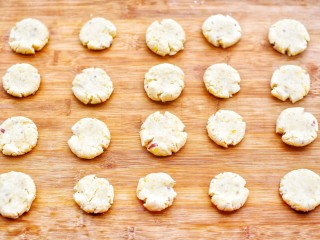 8、香酥绿豆饼,然后压扁。