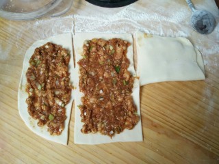 10、千层肉饼,如图从没抹肉馅的一段开始折叠