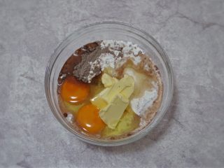 6、巧克力味华芙饼～简单又好吃，爱了爱了！,继续加入黄油、鸡蛋等全部材料