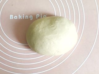 6、垂涎欲滴的红豆小餐包（一次性发酵）,搅打好后的面团，在案板上再摔打几下，使得面团更加均匀