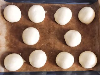 12、垂涎欲滴的红豆小餐包（一次性发酵）,发酵结束，表面刷一层薄薄的鸡蛋液，再撒黑芝麻