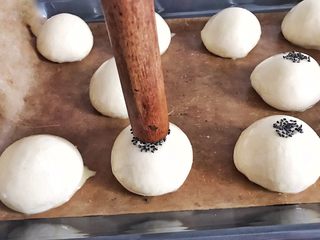 13、垂涎欲滴的红豆小餐包（一次性发酵）,用擀面杖蘸点鸡蛋液，再蘸取黑芝麻，在面包顶部，轻轻按压就可以了