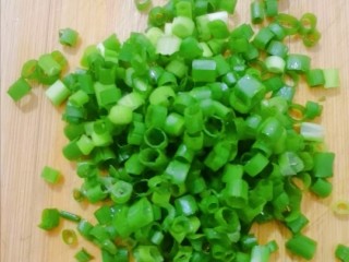 1、葱花发面小饼,葱花切末