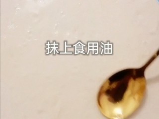 5、葱花发面小饼,抹上食用油