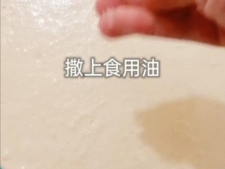 6、葱花发面小饼,撒上食用盐