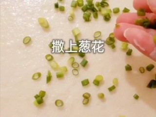 7、葱花发面小饼,撒上葱花