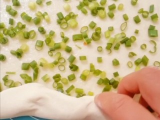 8、葱花发面小饼,把面卷成卷