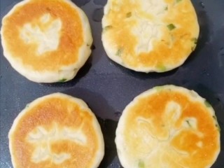 12、葱花发面小饼,烙制两面金黄
