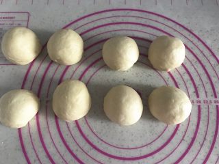 5、元气早餐之热狗餐包,滚圆，松弛25分钟。