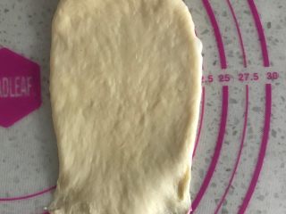 6、元气早餐之热狗餐包,松弛好的面团擀成牛舌状，翻面