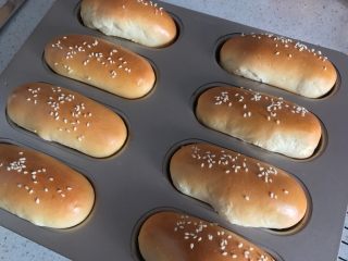 10、元气早餐之热狗餐包, 放入预热好的烤箱。180度，23分钟左右。温度仅供参考，请依据自家烤箱脾气来。