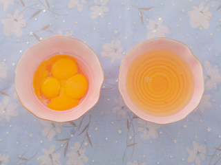 1、3款像云朵般柔软的瑞士卷，每一口都让人沦陷！,把鸡蛋的蛋清和蛋黄分离，蛋清放入冰箱冷藏五分钟。（碗一定要用无油无水的哦~