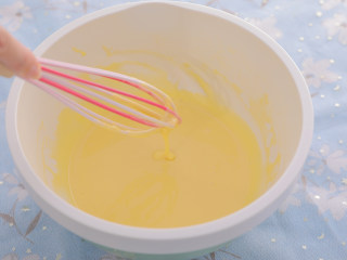 2、3款像云朵般柔软的瑞士卷，每一口都让人沦陷！,蛋黄加20g糖，40g牛奶，40g色拉油搅匀，再筛入低粉搅拌至无粉粒状