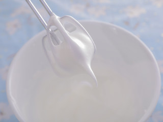 3、3款像云朵般柔软的瑞士卷，每一口都让人沦陷！,蛋清里挤入5滴柠檬汁，分三次加入40g糖打发，打至提起后尾部呈弯钩状就可以啦