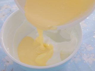 4、3款像云朵般柔软的瑞士卷，每一口都让人沦陷！,取1/3蛋白到蛋黄糊里搅匀，再将蛋黄糊全部倒入蛋白中搅拌均匀