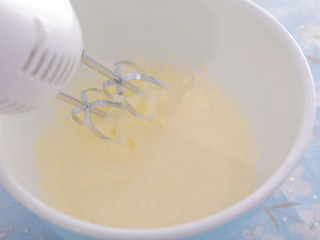 6、3款像云朵般柔软的瑞士卷，每一口都让人沦陷！,接着来做内馅料，淡奶油加15g糖打发。（不想太甜可以少加或者不加糖哦~