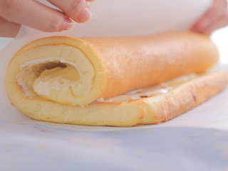 8、3款像云朵般柔软的瑞士卷，每一口都让人沦陷！,小心卷好后用油纸包裹，送入冰箱冷藏一个小时。（卷的时候可借助擀面杖，卷起来更容易哦~