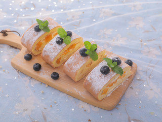 9、3款像云朵般柔软的瑞士卷，每一口都让人沦陷！,冷藏好后拿出来撒上糖霜，切成蛋糕卷，用蓝莓和薄荷装饰，芒果瑞士卷就做好啦，开吃吧~