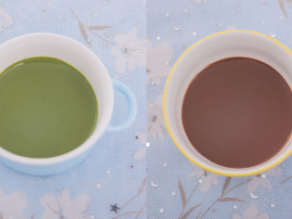 10、3款像云朵般柔软的瑞士卷，每一口都让人沦陷！,重复原味的前四个步骤，然后拿两个碗分别倒入10g抹茶粉，10g可可粉，各倒50g热牛奶搅匀。（用滤网过滤后面糊会更细腻哦~