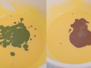 11、3款像云朵般柔软的瑞士卷，每一口都让人沦陷！,抹茶和可可牛奶分别倒入之前搅拌好的蛋黄糊中，各加20g糖，20g牛奶，40g色拉油搅拌均匀