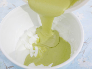 13、3款像云朵般柔软的瑞士卷，每一口都让人沦陷！,分别取1/3蛋白到抹茶糊和可可糊中拌匀，再将抹茶糊和可可糊全部倒入蛋白中翻拌均匀