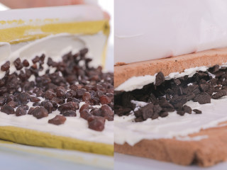 15、3款像云朵般柔软的瑞士卷，每一口都让人沦陷！,在蛋糕上抹上打发好的淡奶油，加上馅料，卷好后用油纸包裹，送入冰箱冷藏一个小时。（内陷我用了蜜豆和奥利奥碎，也可以换自己喜欢哒~